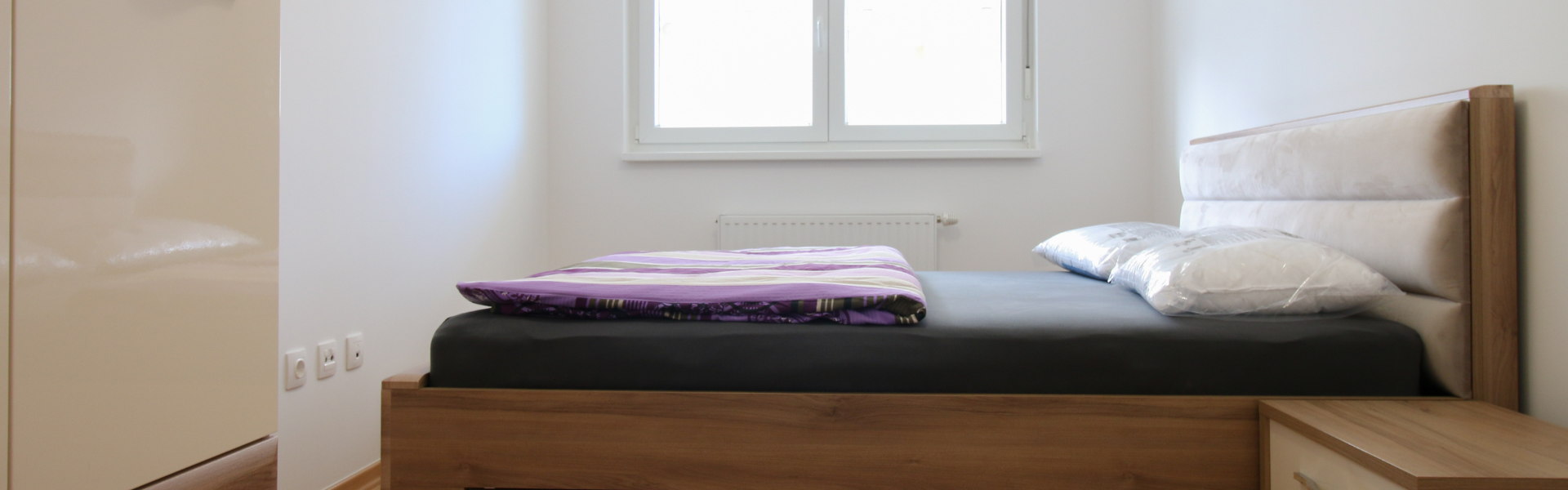 The image shows the bedroom in Apt Lovinciceva.