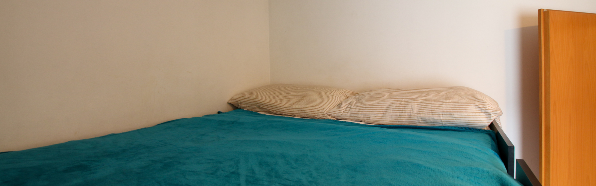 The image shows a bed in Apt Mokricka 4.